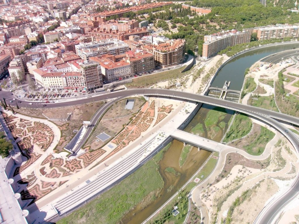 A bird's eye view overlooking the park Madrid Río, showng the Geometric Gardens and bridges over the Manzaneres River.