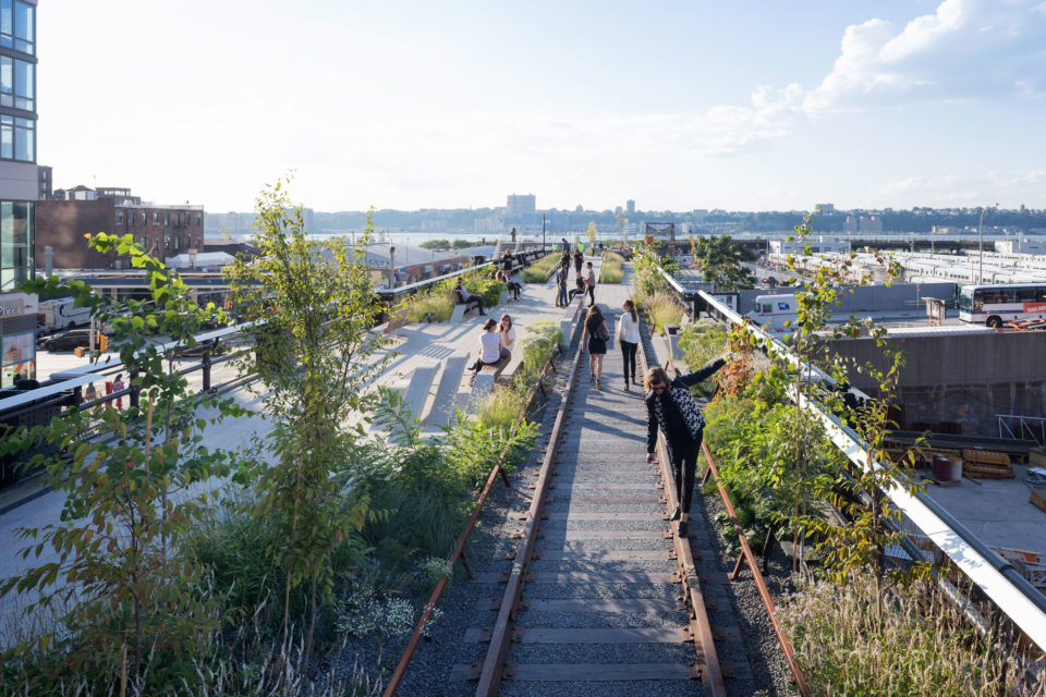 A handful of park users walking down the finished High Line.