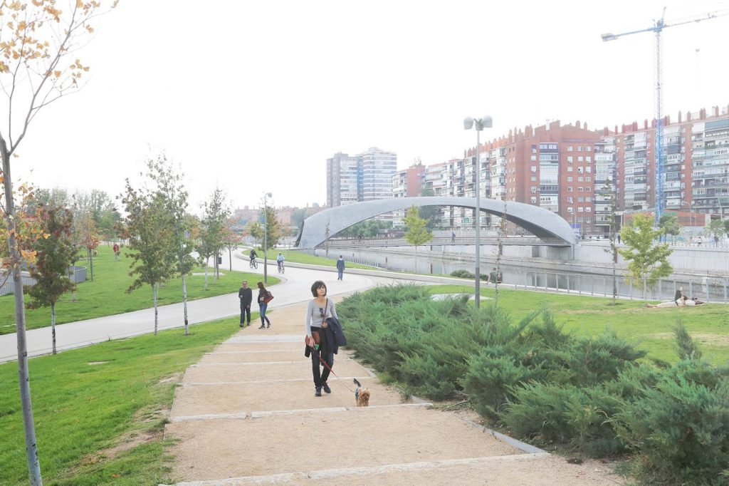 Park users walking near the Greenhouse Footbridge