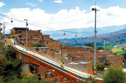 The Puente Mirador, located over the La Herrera stream, improves travel times to and from the Andalucía Metrocable station and has become a new public space and meeting place between previously separate areas.