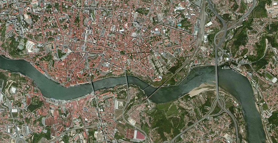 Sattelite image of Porto featuring the Douro River running through it