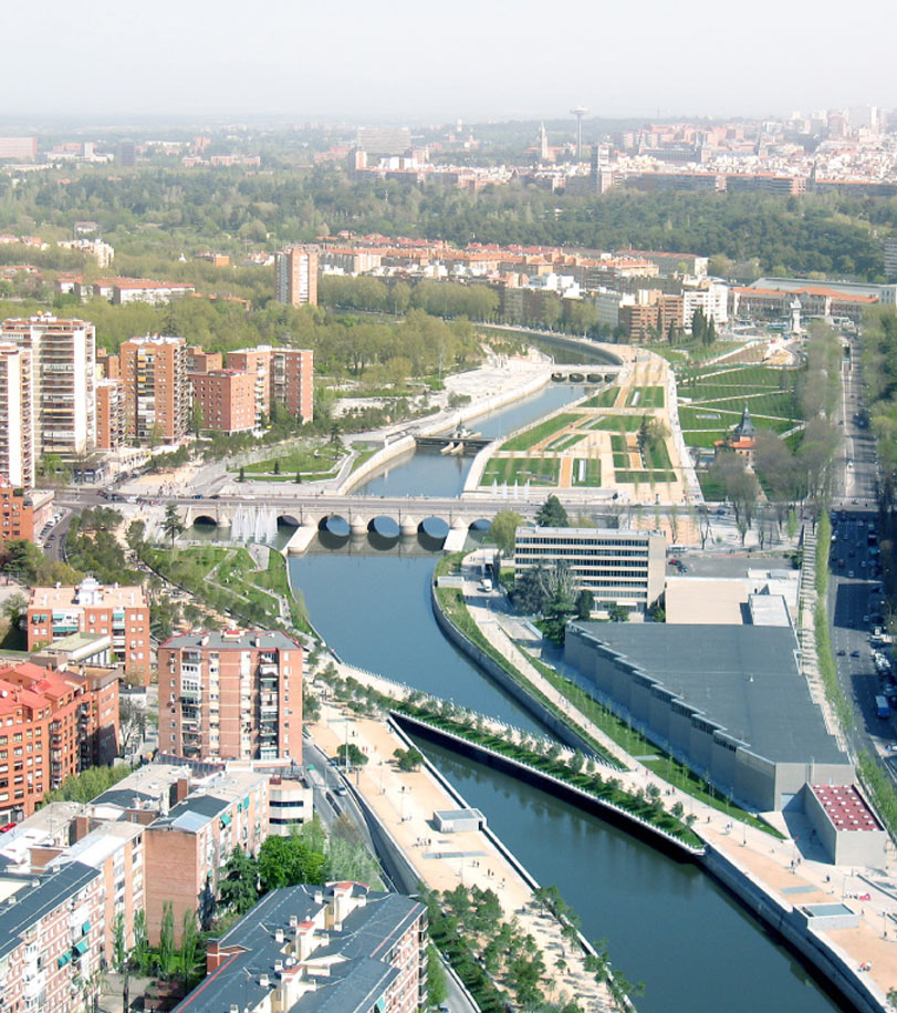 An birdseye view overlooking two bridges at Madrid Rio by West 8 and MRIO